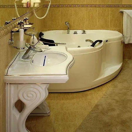 Faraon Floatel 4*